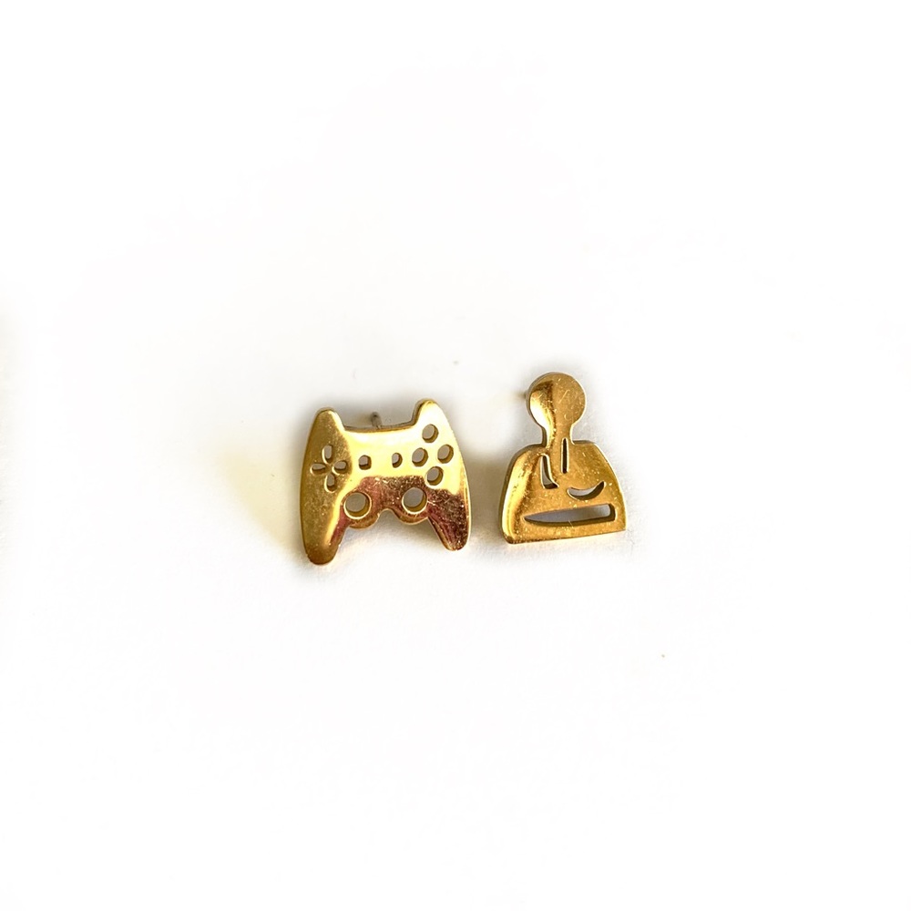 Video game controller earrings - Picture 4 of 5
